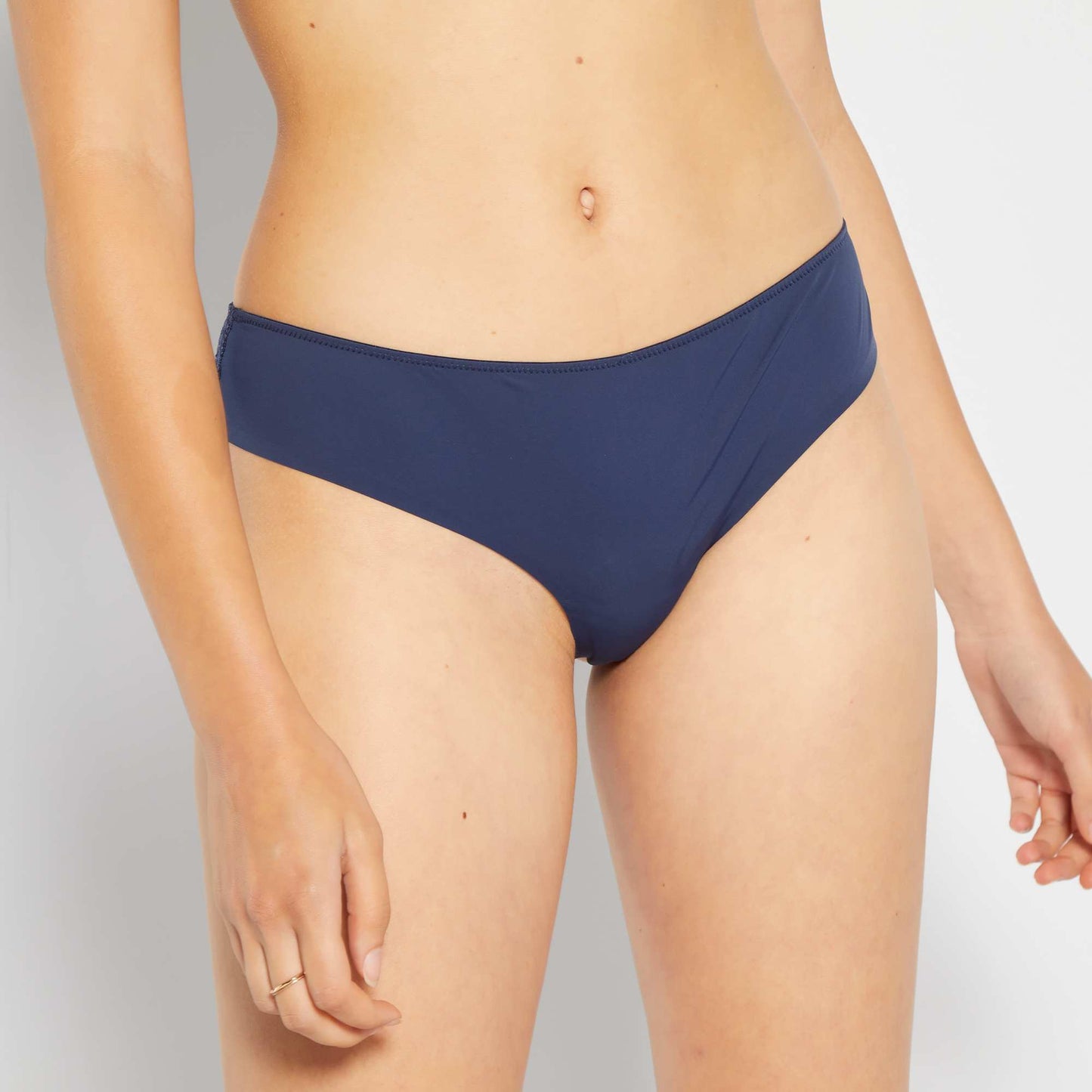 Tanga micro et dentelle bleu marine