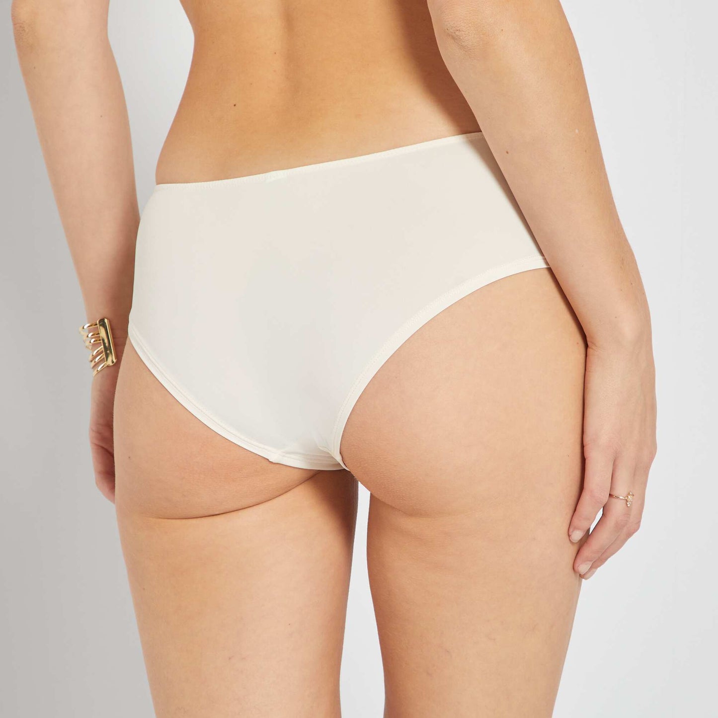 Shorty micro et dentelle beige