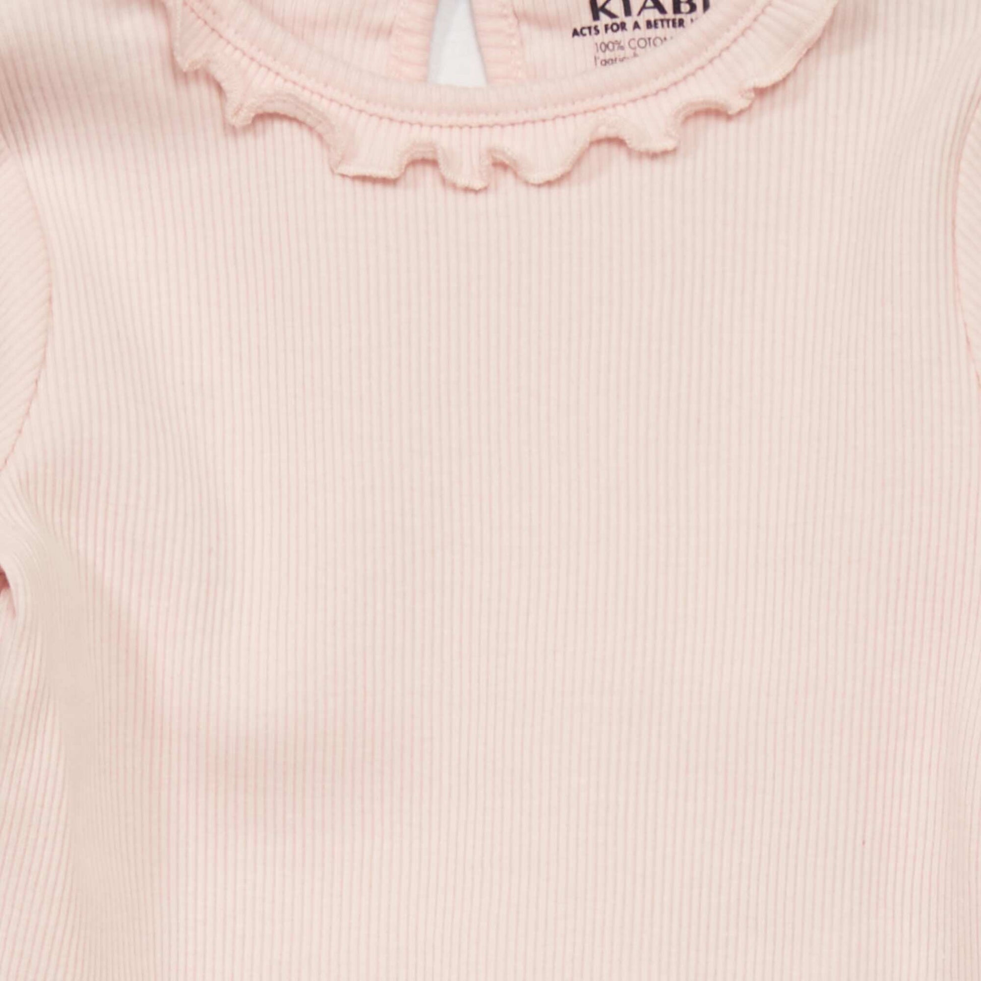 T-shirt en maille c tel e col volant rose