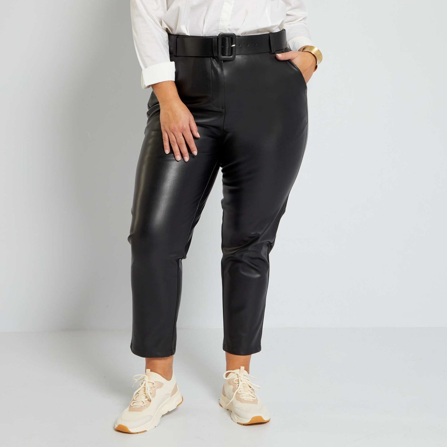 Pantalon carotte avec ceinture noir