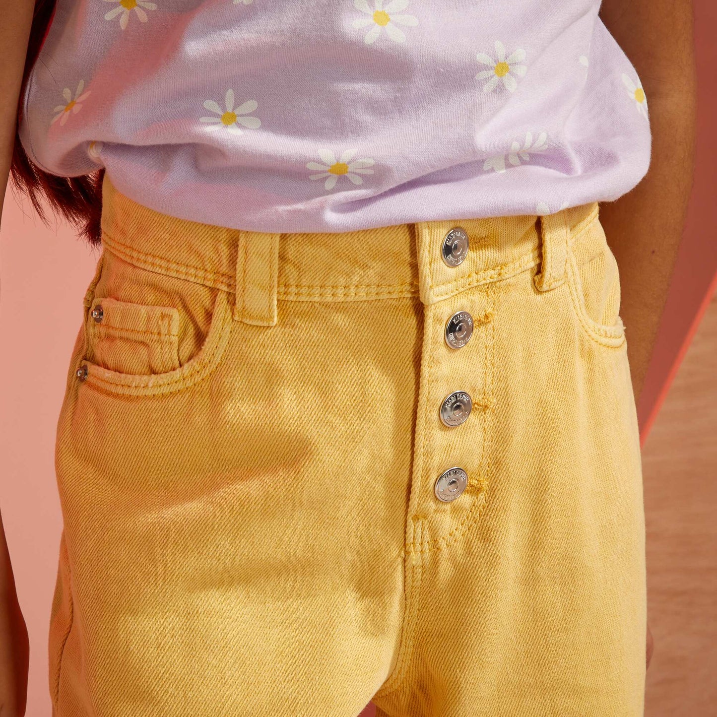 Pantalon denim coupe mom jaune