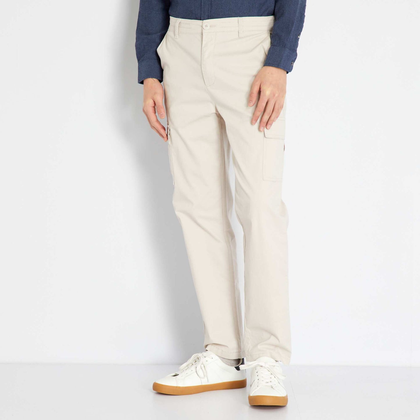 Pantalon chino avec poches cargos gris beige