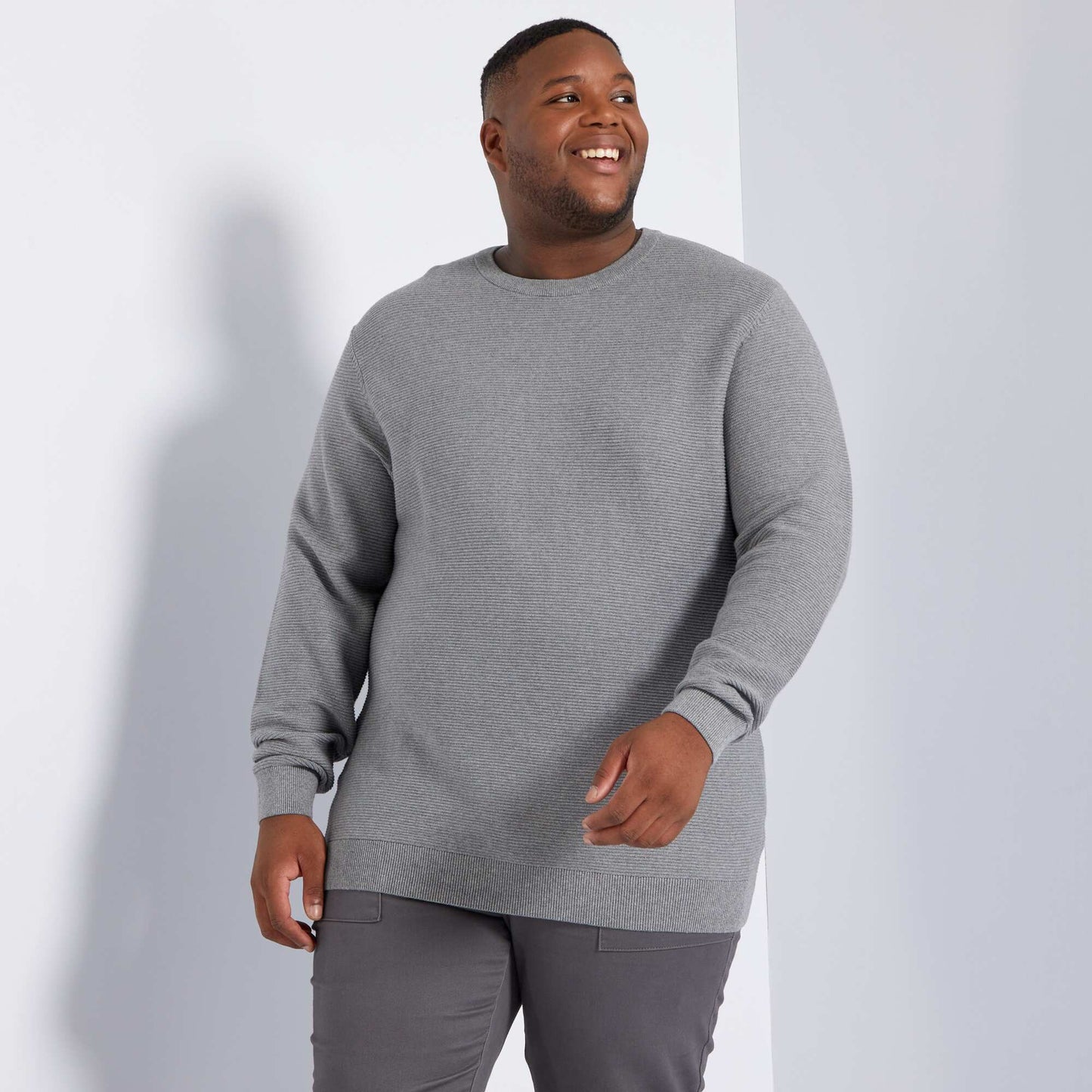 Pull uni en maille fine jauge Gris