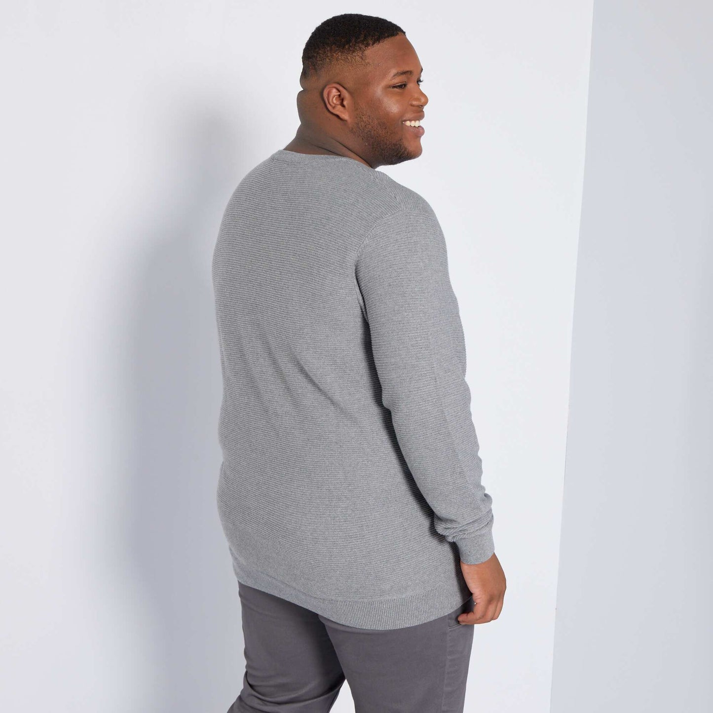 Pull uni en maille fine jauge Gris