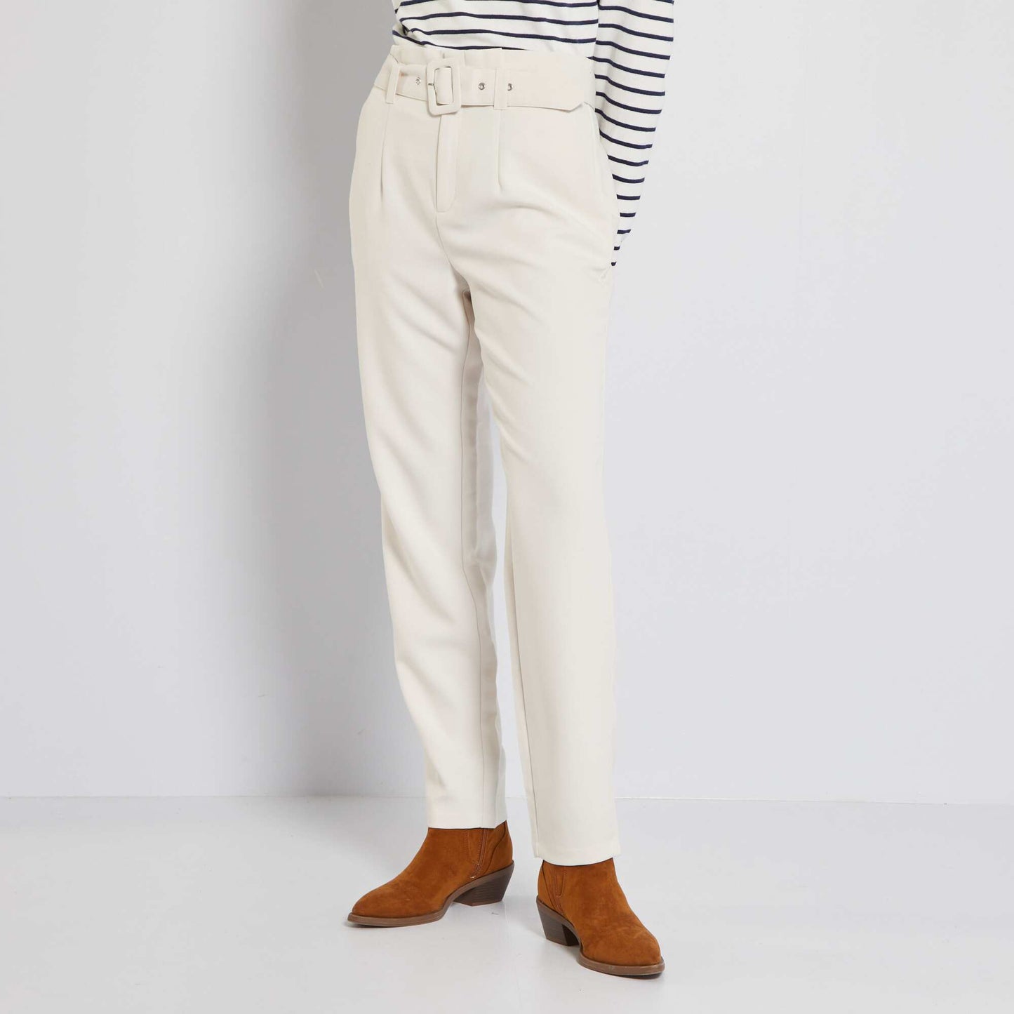 Pantalon carotte avec ceinture blanc calcaire