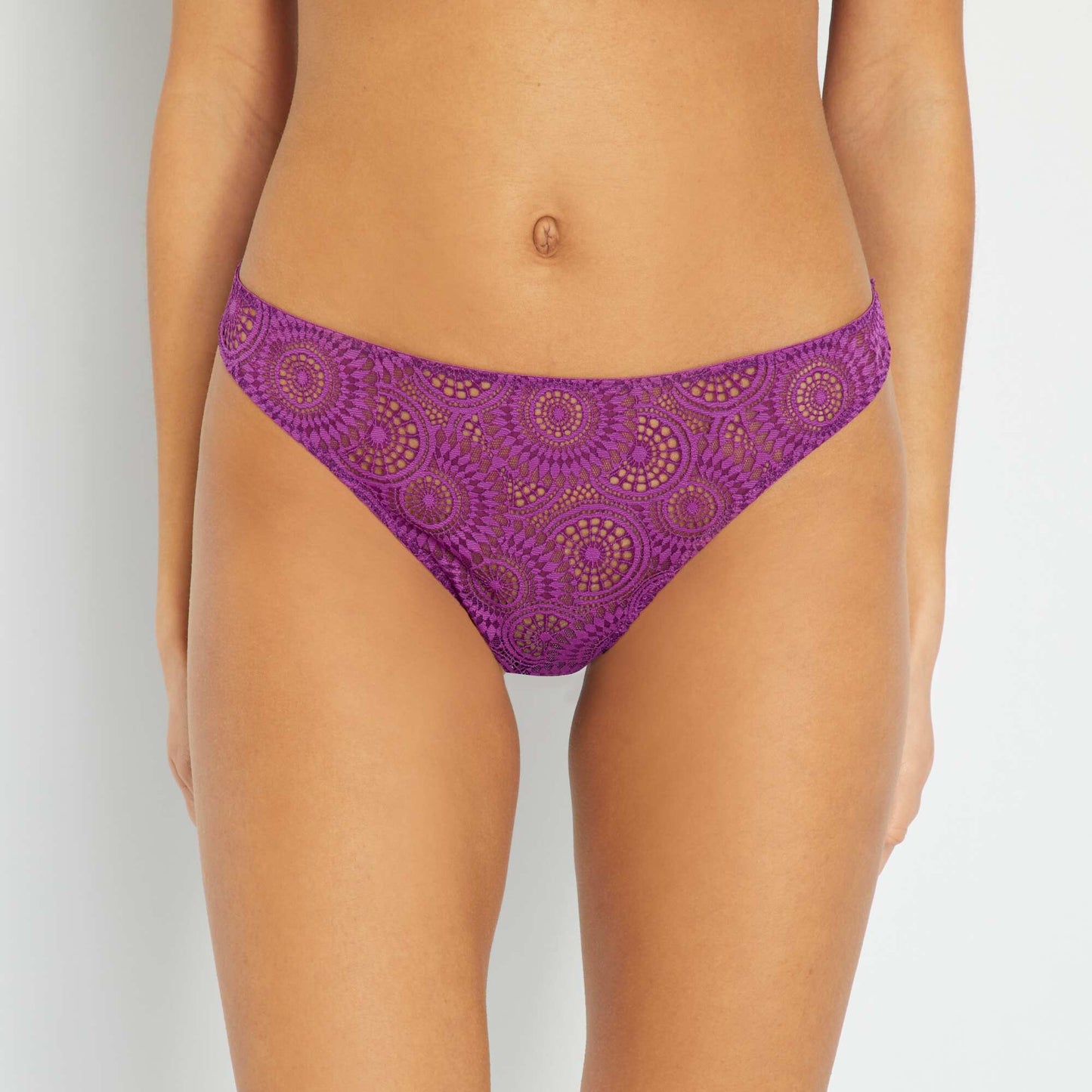 Tanga dentelle violet