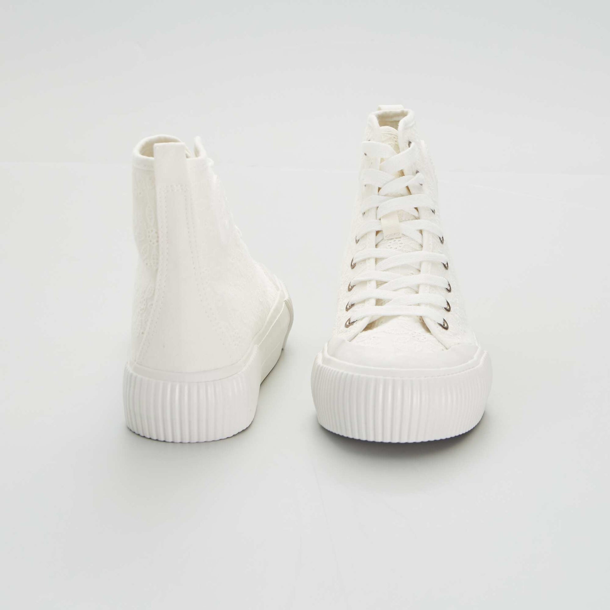 Baskets montantes avec broderies blanc