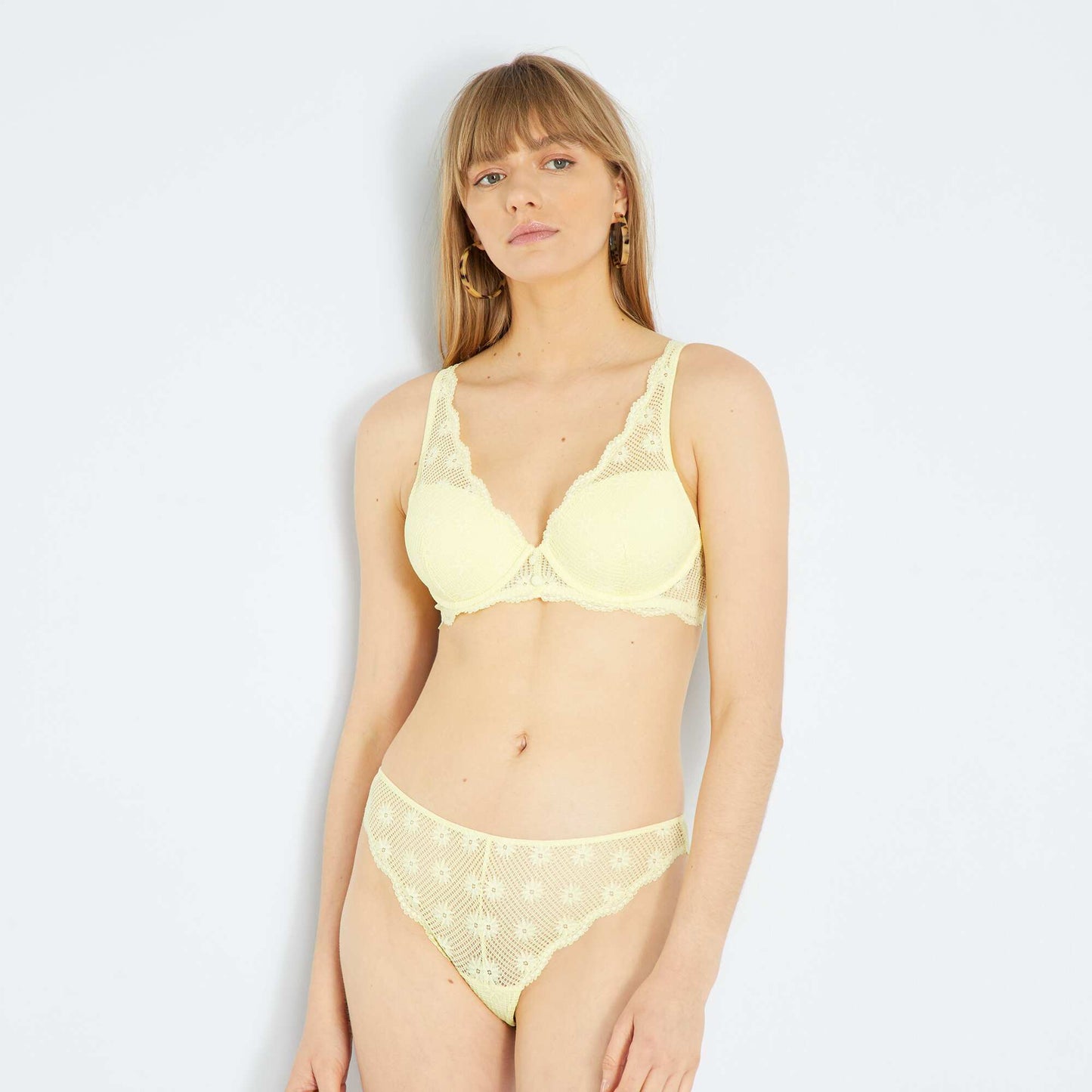 Tanga en dentelle jaune