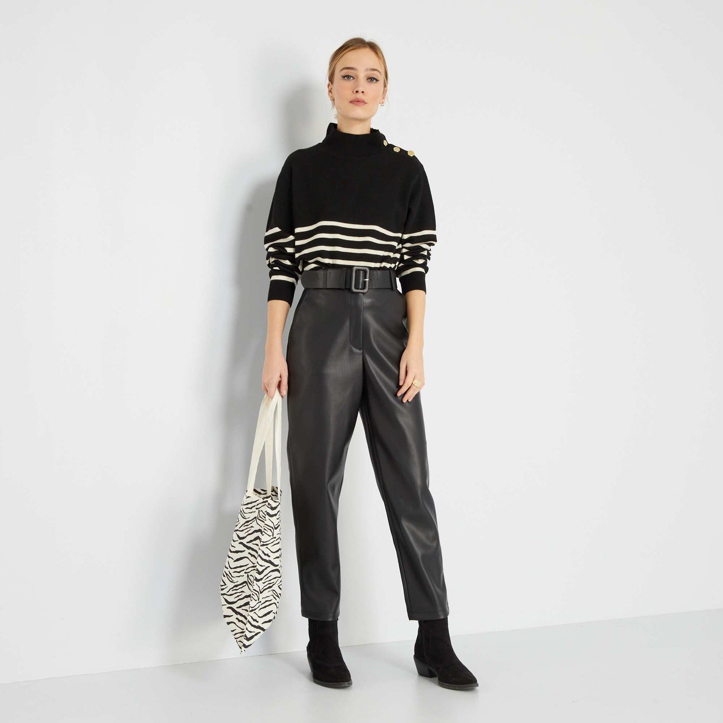 Pull col montant avec boutons Noir/blanc