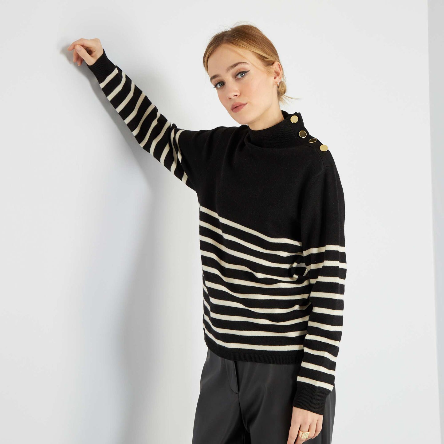 Pull col montant avec boutons Noir/blanc