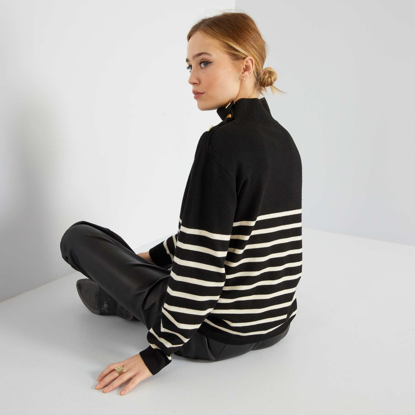 Pull col montant avec boutons Noir/blanc