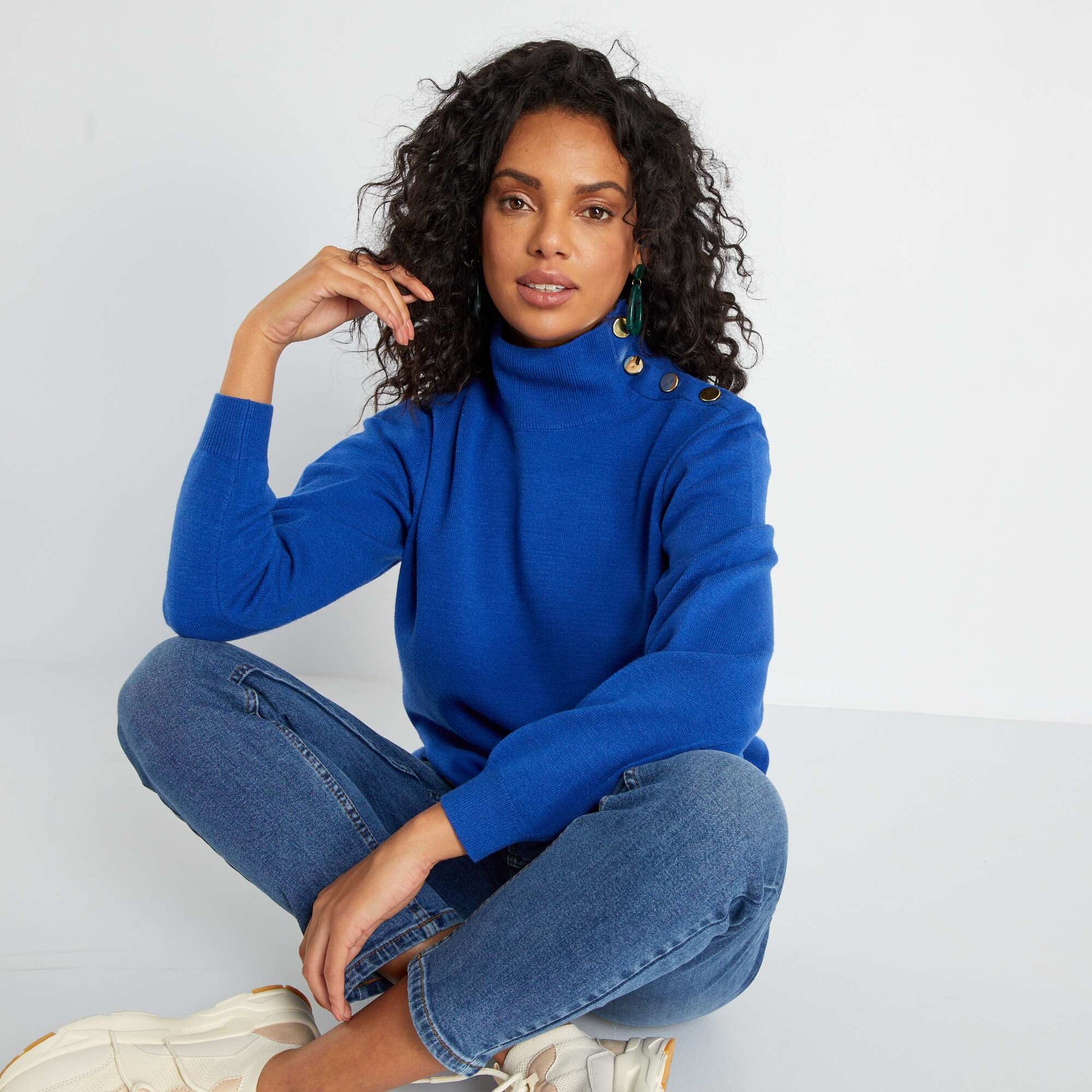 Pull col montant avec boutons bleu