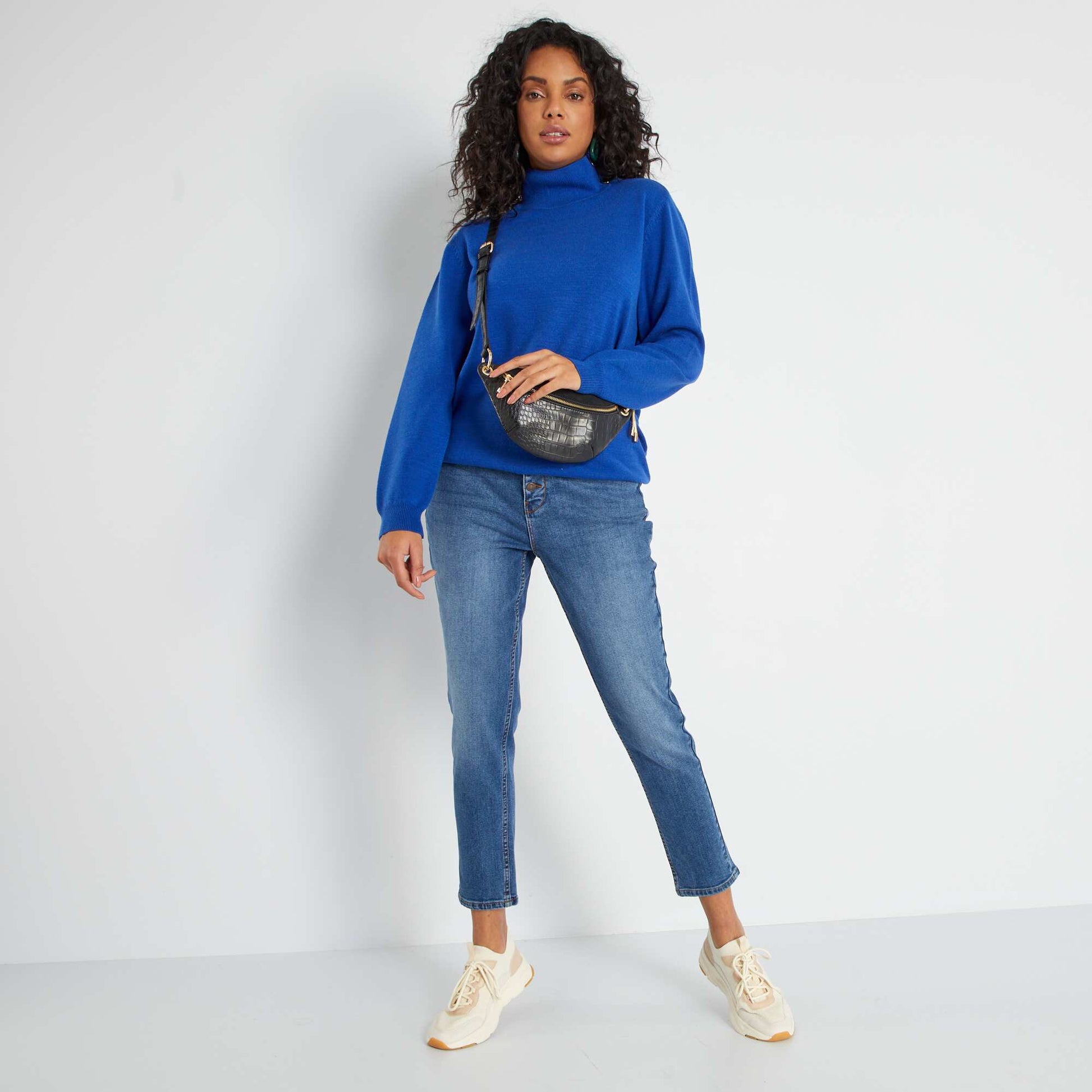 Pull col montant avec boutons bleu