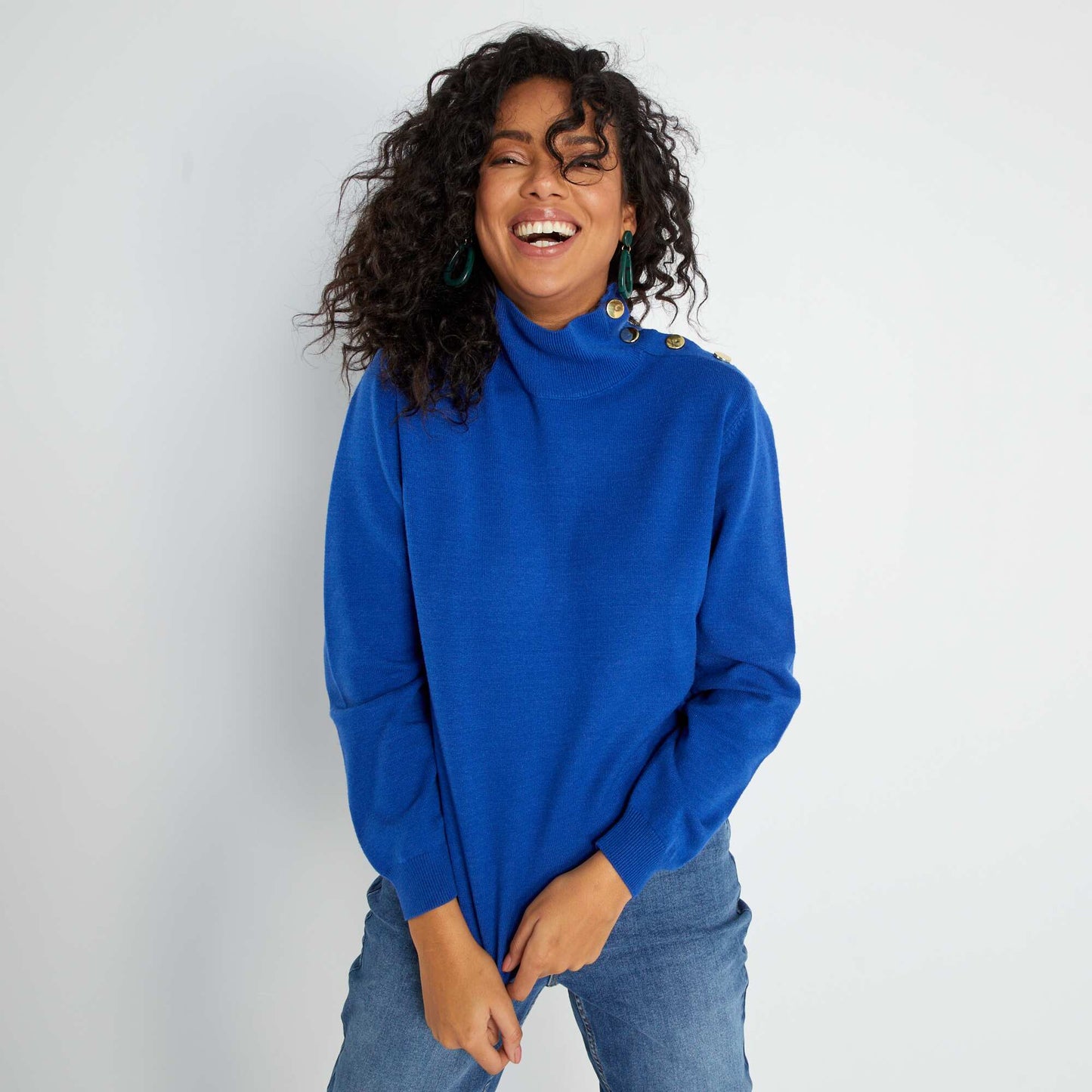 Pull col montant avec boutons bleu