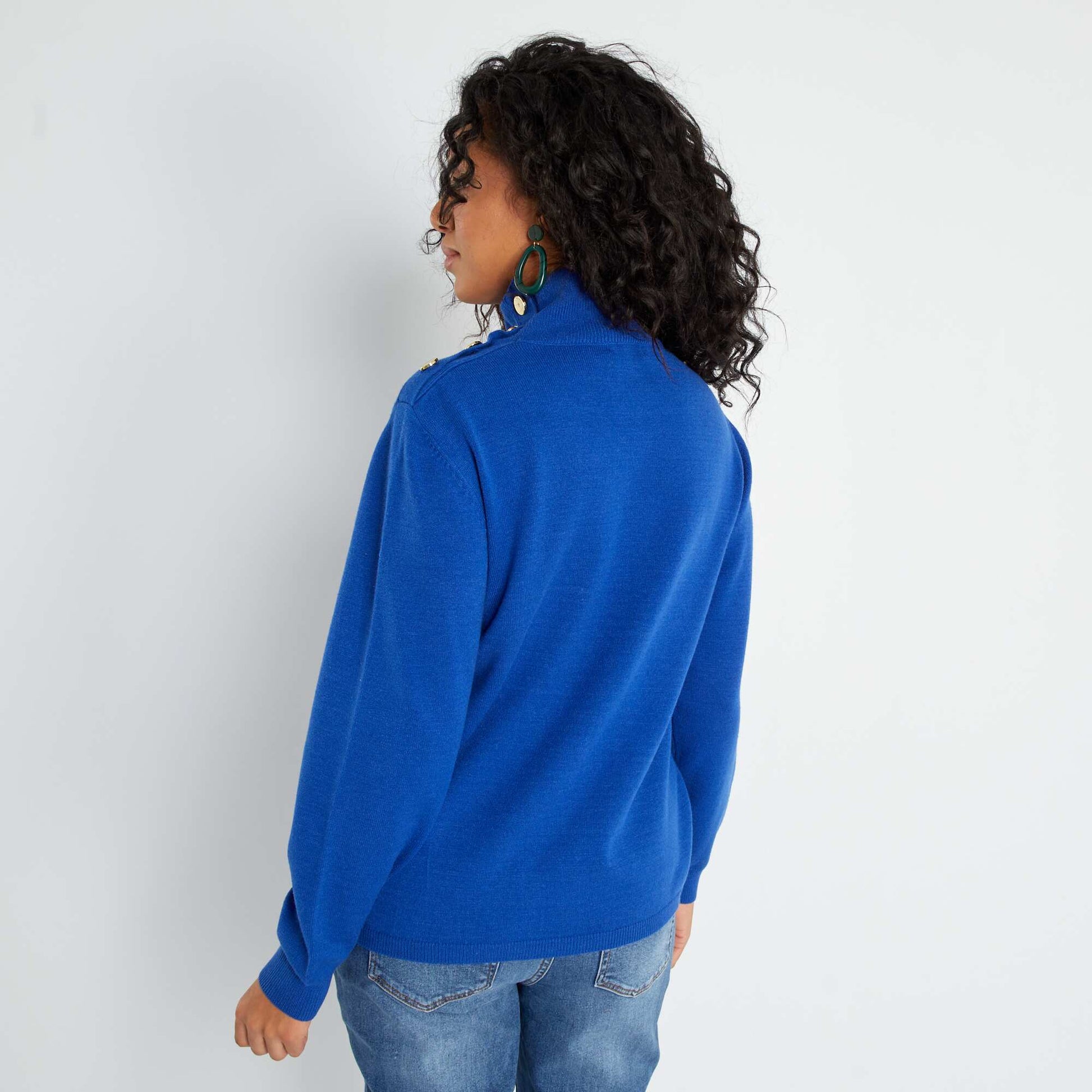 Pull col montant avec boutons bleu
