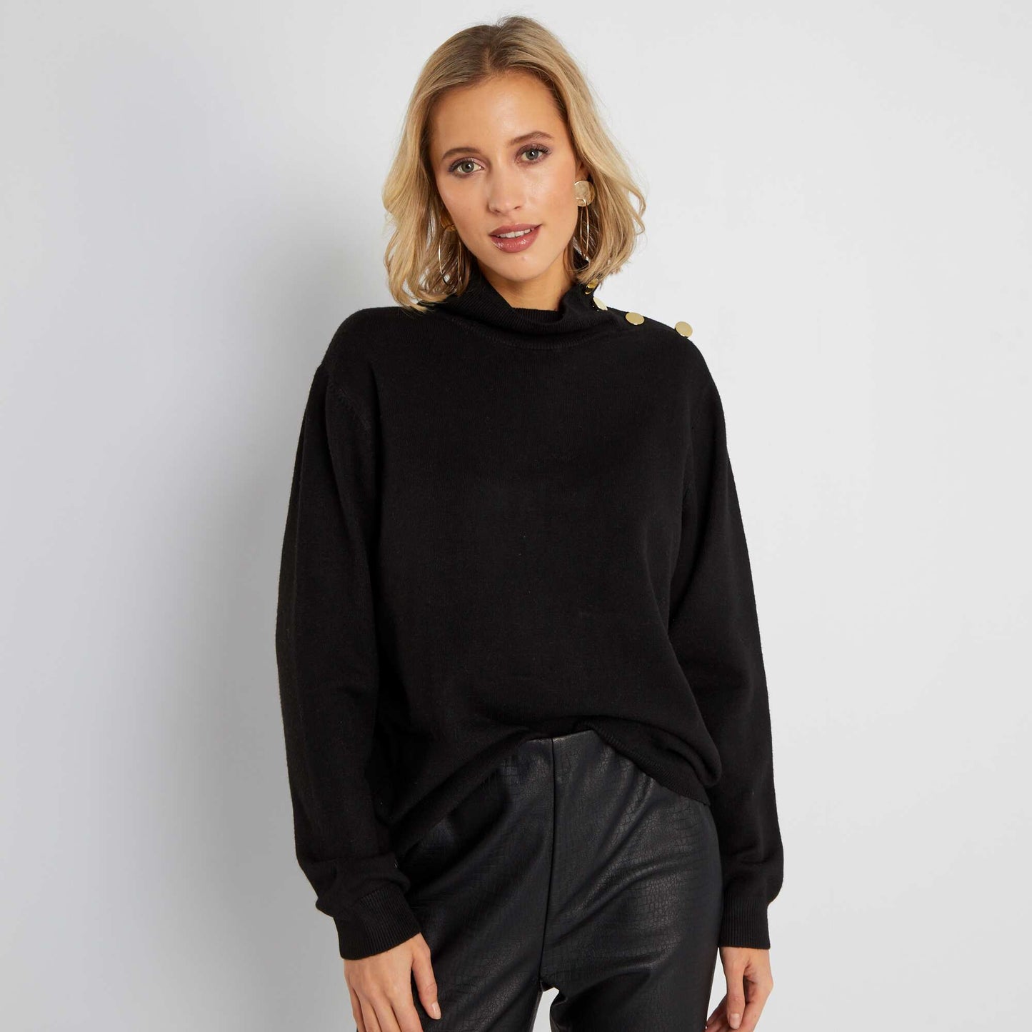 Pull col montant avec boutons noir