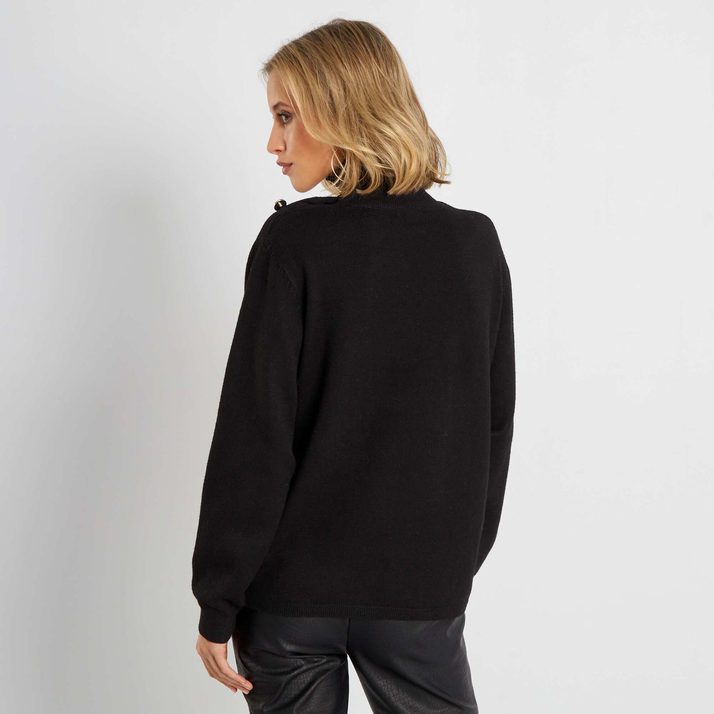 Pull col montant avec boutons noir