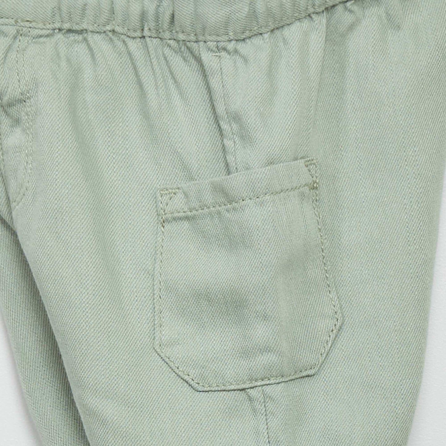 Short avec larges poches plaqu es vert gris