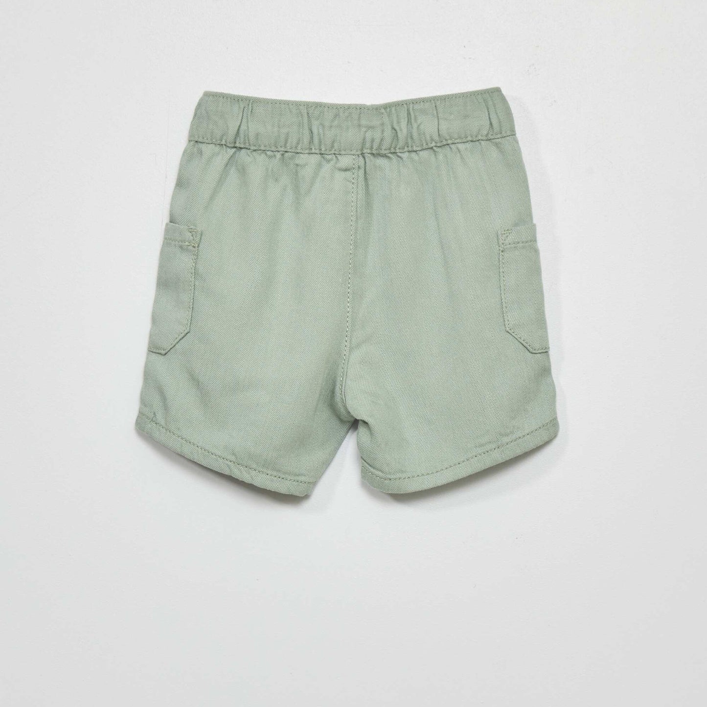 Short avec larges poches plaqu es vert gris