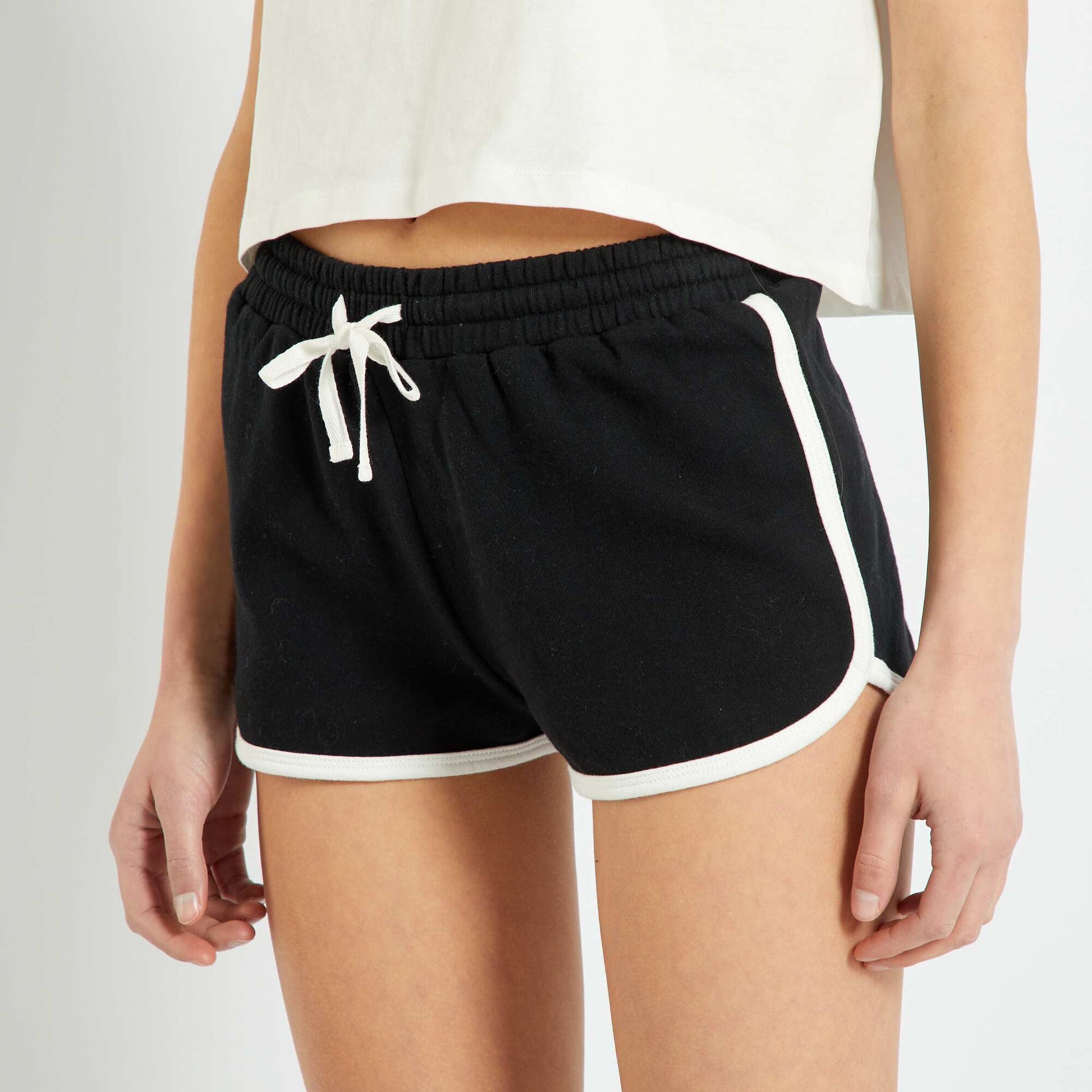 Short en molleton noir
