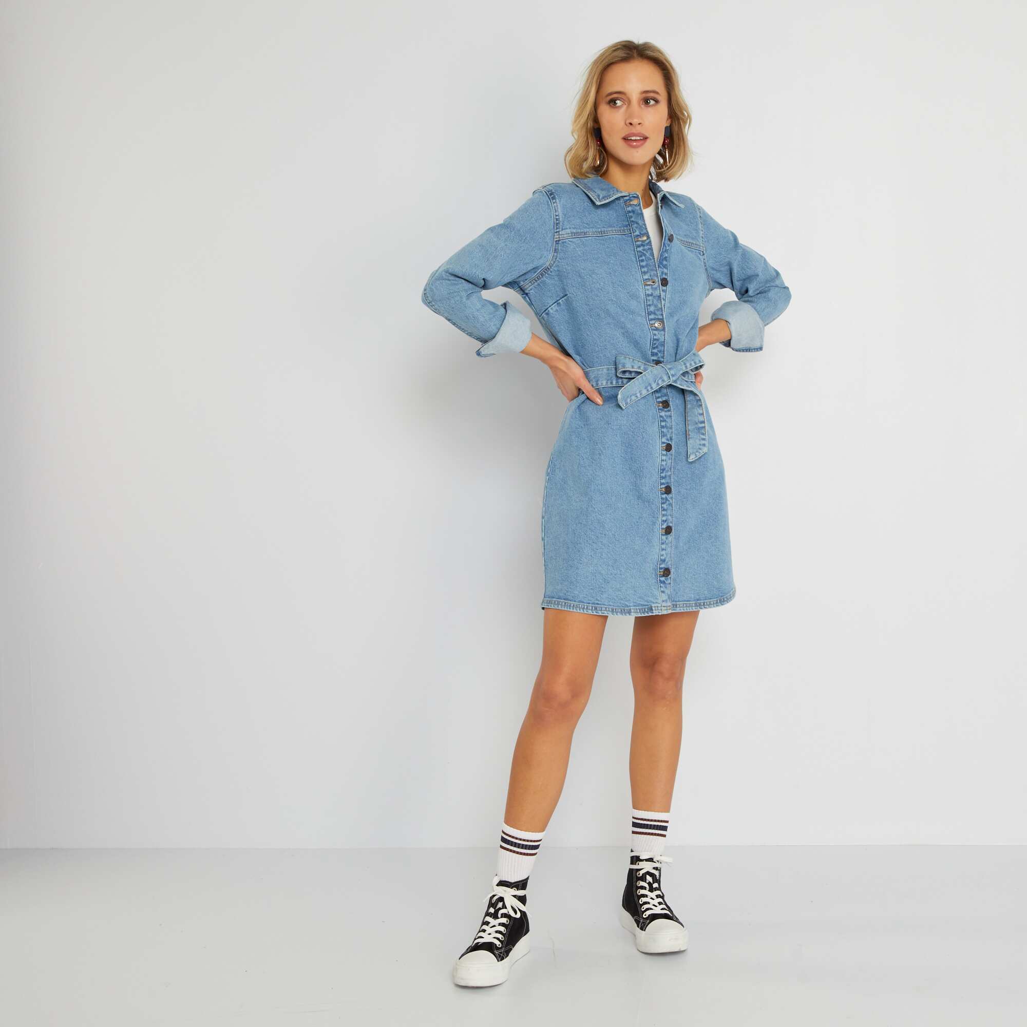 Robe en jean avec ceinture sale