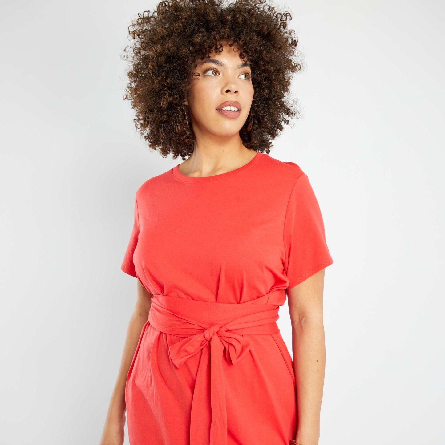 Robe mi-longue ceintur e en jersey rouge